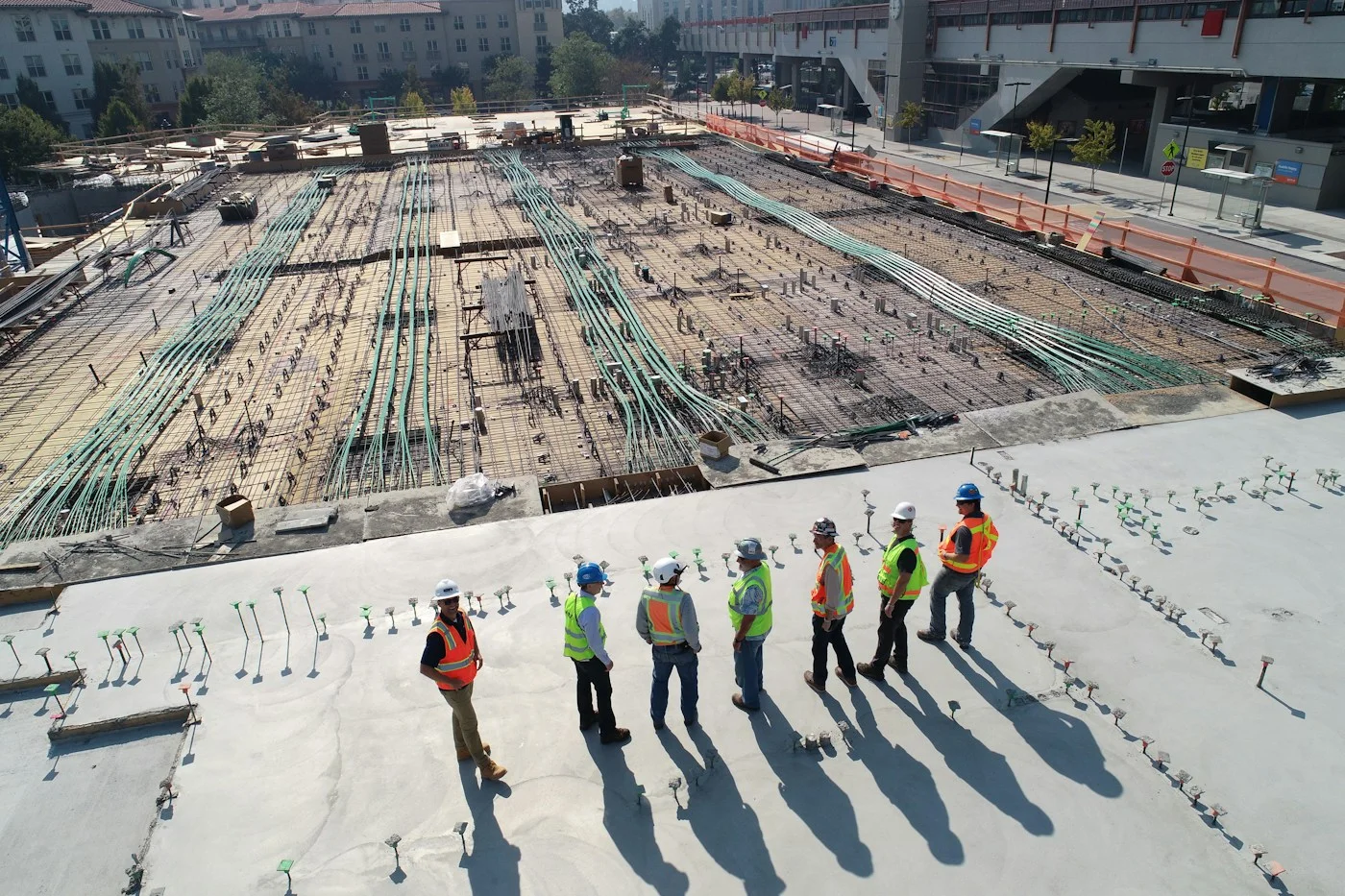 Canteiro de obras com estruturas em execução e equipamentos de construção
